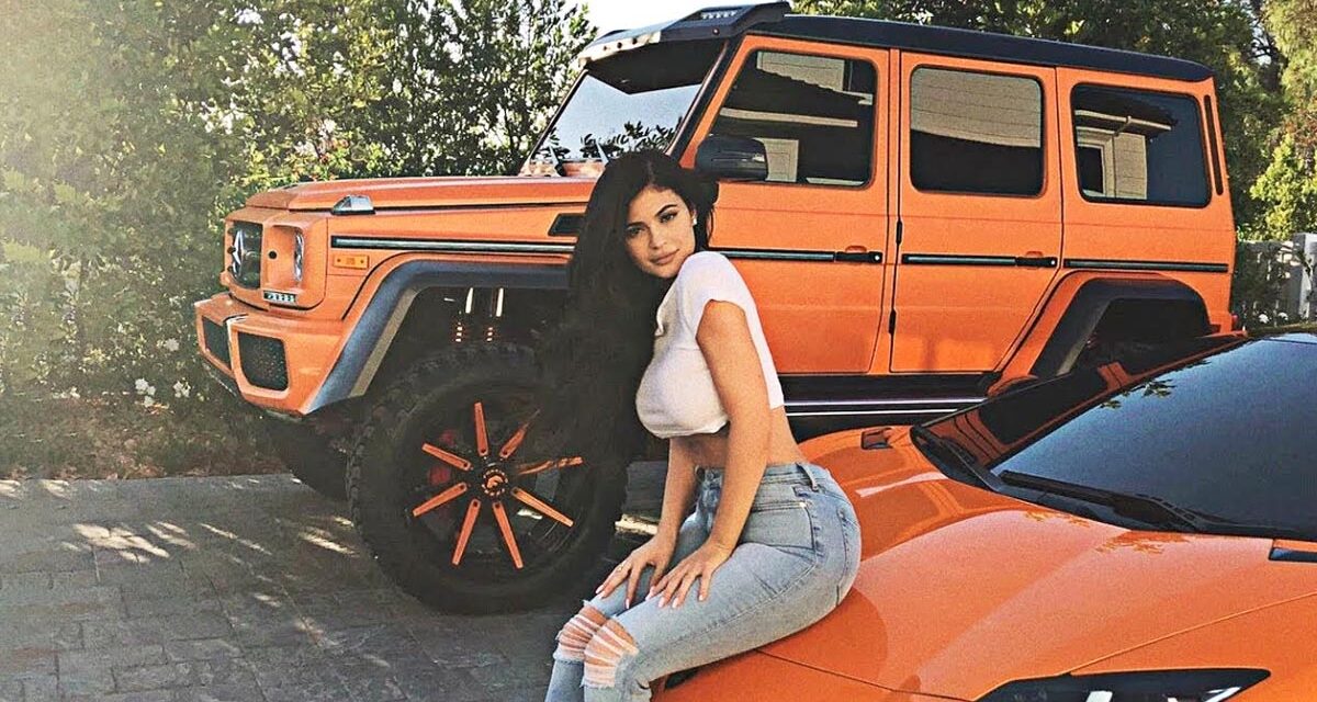 La increíble colección de autos de Kylie Jenner. ¡Ella sí que sabe de curvas!