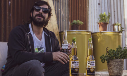 Cerveza Corona Free Range Humans reconoce a ambientalista